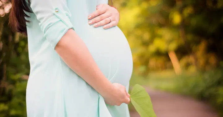 B超检查胎宝吐舌头，爸爸喜言“呆萌可爱”，医生皱眉：建议流产