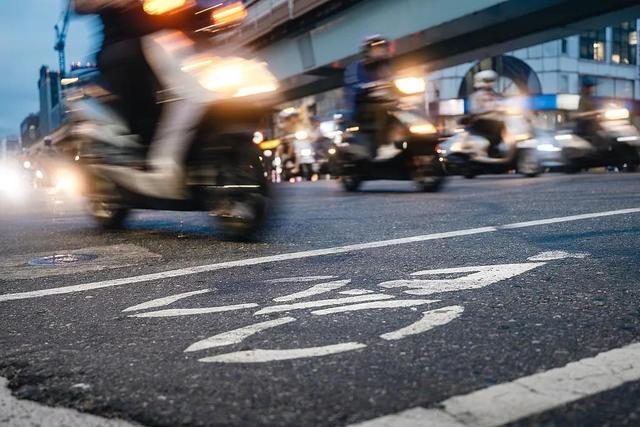 国标要求电动自行车最高时速25km，但上牌后大多升到35-40km/h以