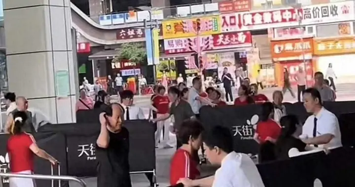 打啊，报警啊！高考前大妈强拆围挡跳舞：警察来了也就批评两句
