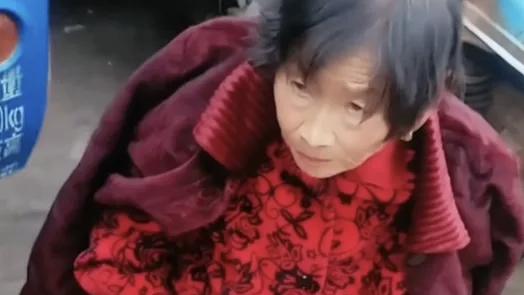 观沧海：看哭了！河南商丘，一77岁老人节