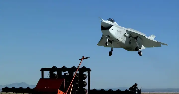 美专家警告美国，看完歼36歼50，美军靠波音造F47，是一个大错误