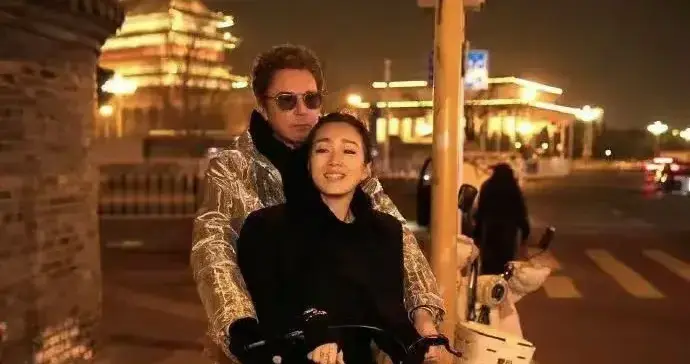 明星们晒北京暴雪照！巩俐带老公打卡北京中轴线，何与像画中王子
