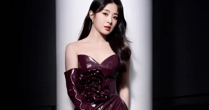 张含韵酒红色皮质套装裙穿搭，酸甜灵动的姐姐