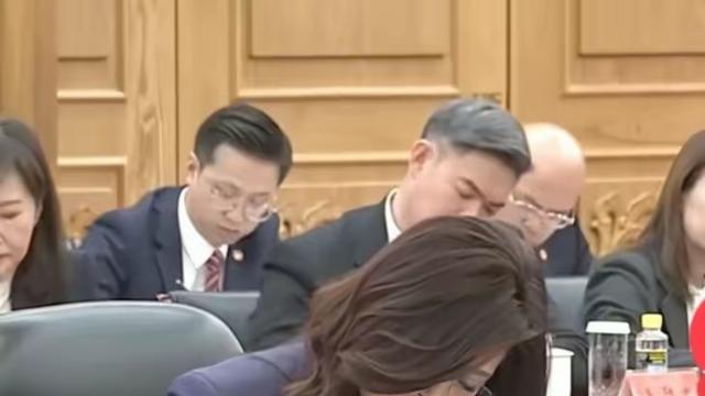 劲观天下：一直在关注郑丽文，最早是看湾湾