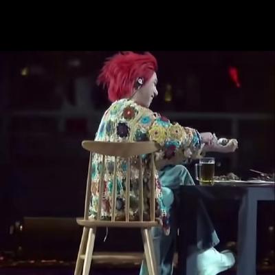 逐草四方：华晨宇这演唱会真够松弛的，啤酒