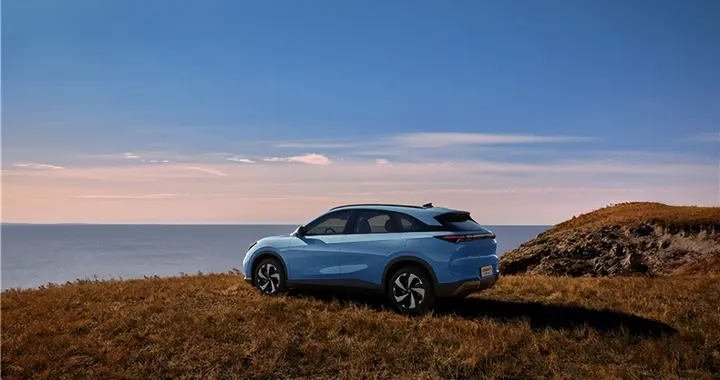 续航破千的“价格屠夫”！极狐T5增程版上市即王炸