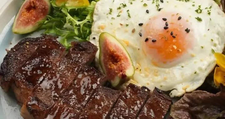吃牛排时，为啥旁边要放一个溏心蛋？不懂别随便吃，免得闹笑话