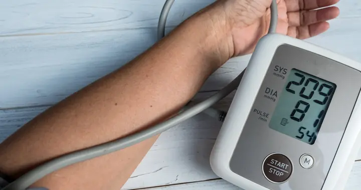 68岁女子高血压离世，医生忠告：高血压少吃4种水果，千万别贪嘴