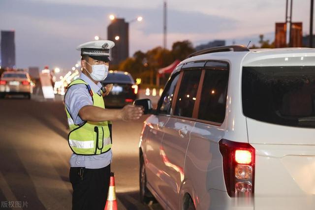 交警查车为什么不是每辆车都查？只要记住这4点，交警懒得管你