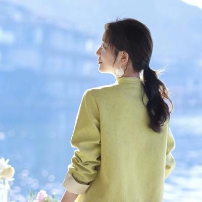 街拍美女穿搭：海边漫步