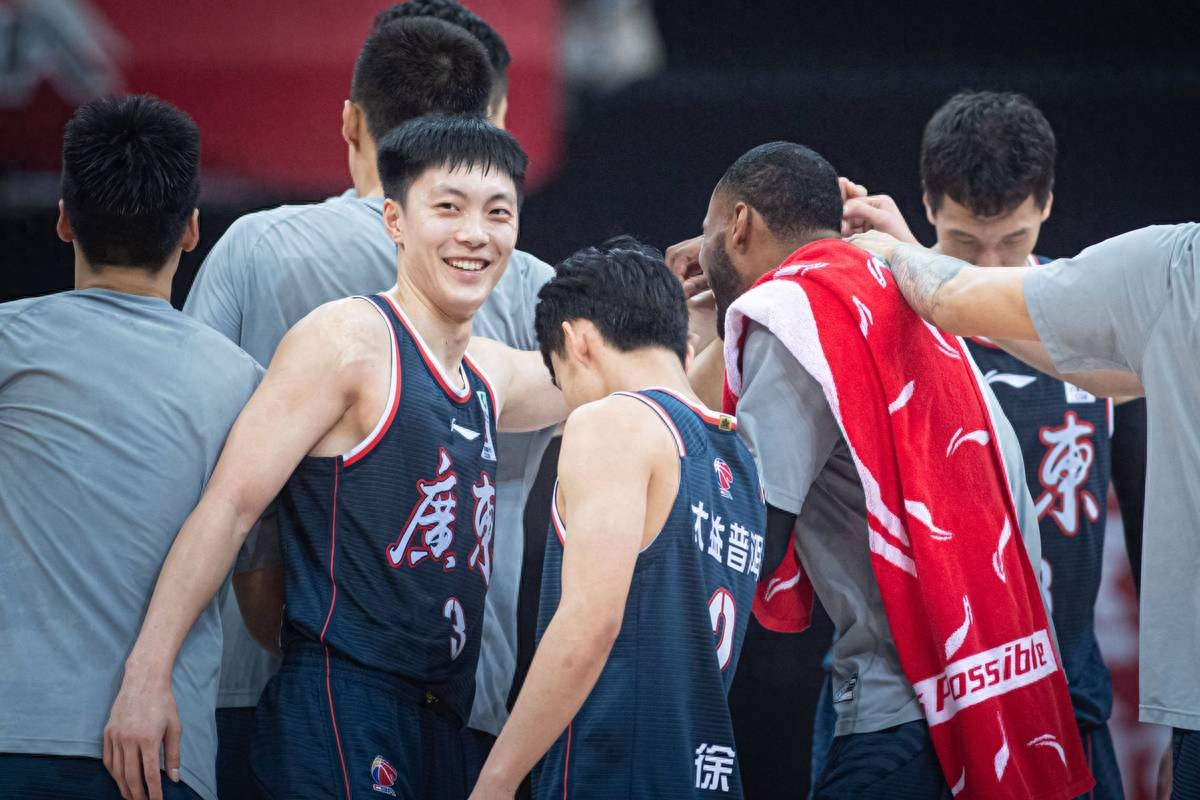 争议拉满！广东球迷力推的最强首发，到底行不行？