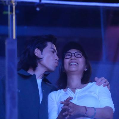 温柔娱乐：萧敬腾在别人的演唱会上和老婆亲