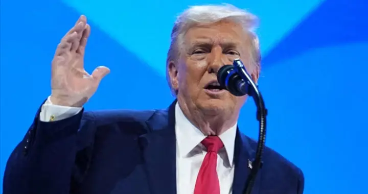 当着近3000人的面，特朗普疯狂泼我国脏水，关键时刻中方回应亮了