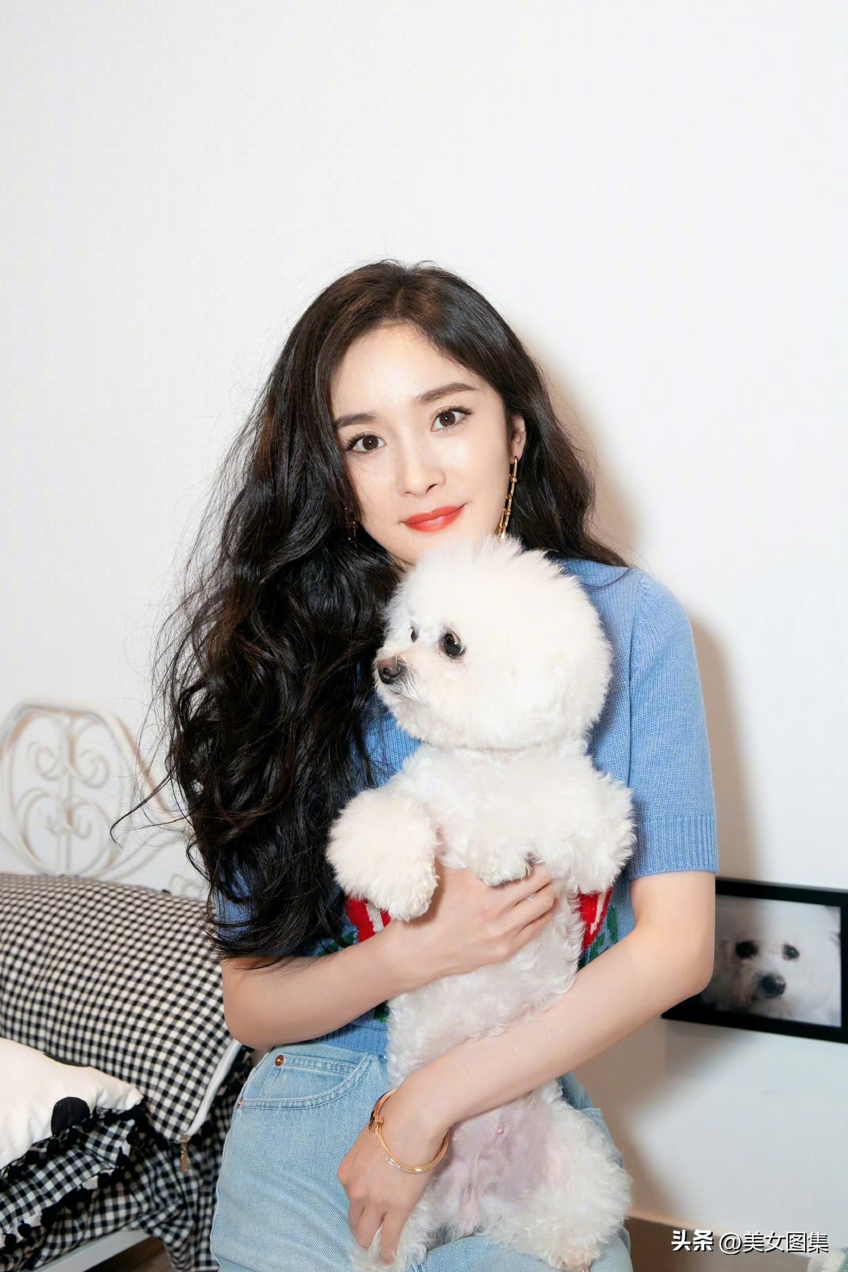 杨幂两套休闲私服写真曝光！俏皮明媚自带少女灵气，氛围感拉满
