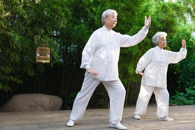 大脑开始萎缩，不是看忘不忘事！医生告诫：若有这2异常或已萎缩