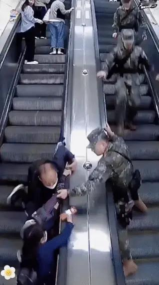 风雪慕晴：扶梯上这一幕刷屏 这就是中国军