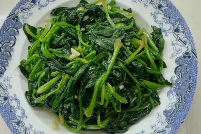 “春季不养肝，40满脸斑” ，春天多吃3种“护肝菜”，润肤美颜