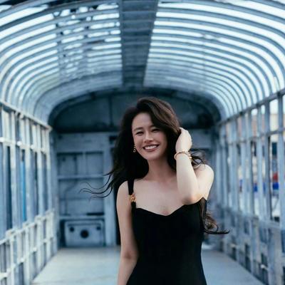 聪明的荷叶2kO：马思纯好看的黑裙子穿搭