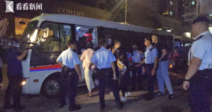 香港警方破门捣毁毒品窝点，42岁男子为逃避追捕逃上天台失足坠亡，共拘捕...