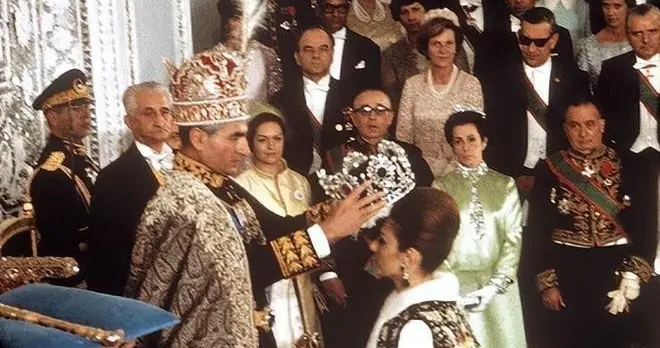 1967年伊朗王后加冕，王冠上镶了1648颗珠宝，跑路太急没能带走