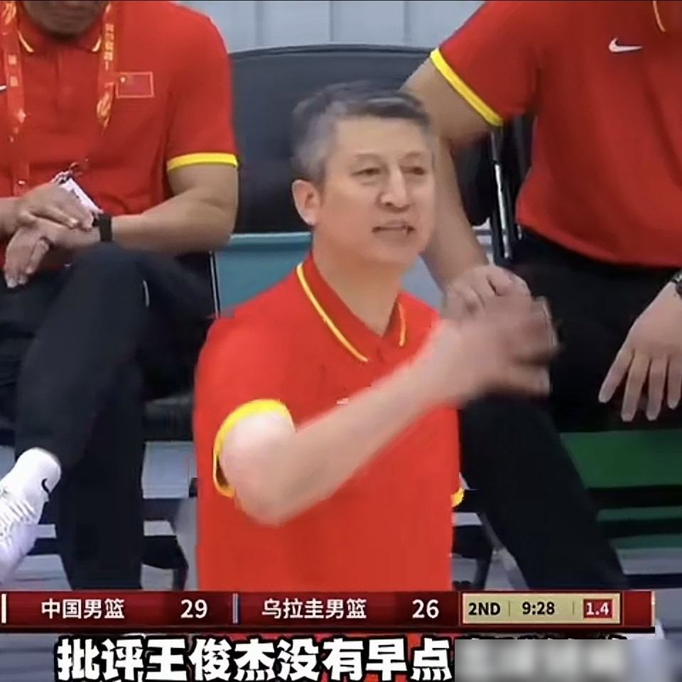 郭士强一个手势，直接把王俊杰按在板凳上，暂停时两人谁也没看谁。 上一...