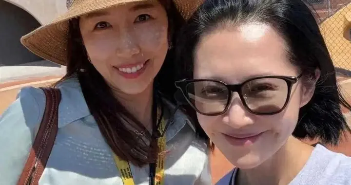 57岁许晴现身巴塞罗那旅游，她现实中真人看起来很年轻
