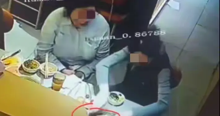 女子手机掉火锅索赔后续，正脸曝光，网友：两人都不是省油的灯！