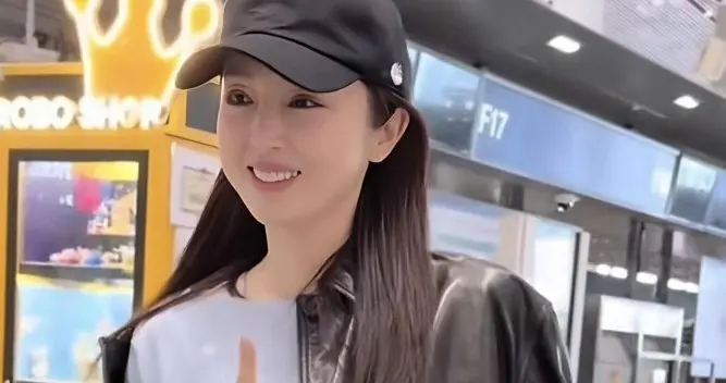46岁董璇机场和粉丝快乐拍照聊天像闺蜜般亲切 穿名贵皮衣超有范儿