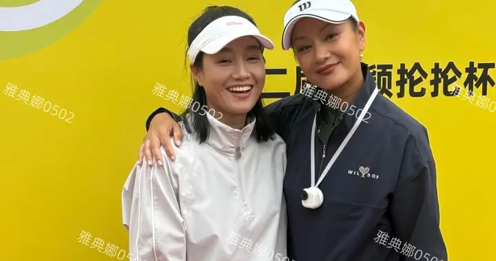 自称黑皮美女的朱丹站在瞿颖身边都被显白了看不出两人年纪差10岁