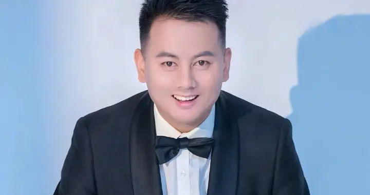 37岁帅哥孔维鹏去世，被曝加班到凌晨2点猝死，完不成KPI做俯卧撑