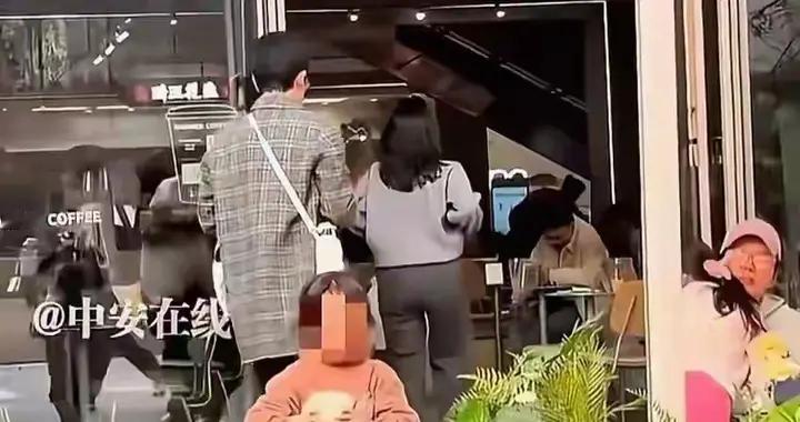 女孩打翻水杯后续，母亲回应：女儿吓哭，对方已道歉，但态度冷漠