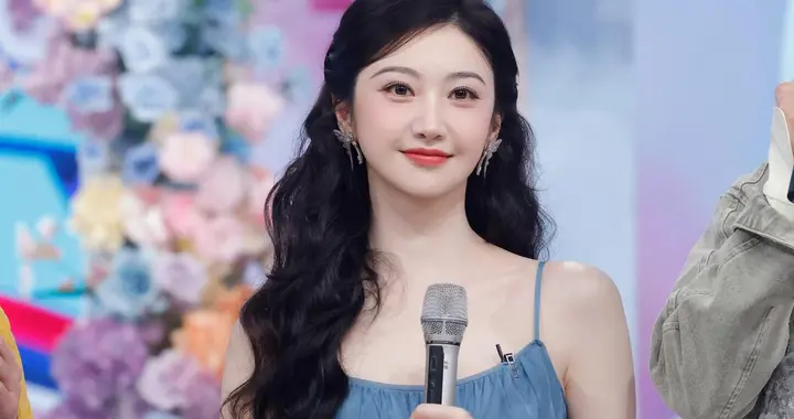 大甜甜参加综艺生图，又萌又可爱身材真好，一脸福相太美了！