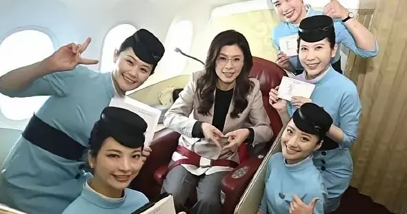 郑丽文和5位乘务员合影，签名拍照没有架子很随和，太幸福了！