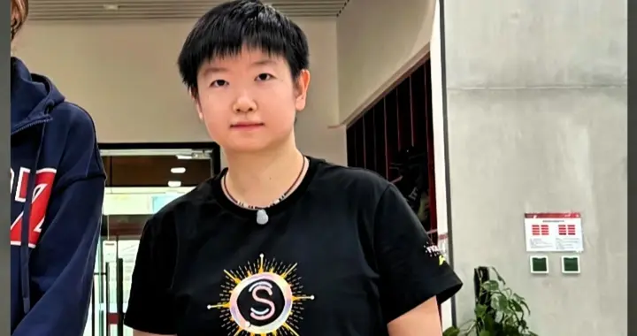 孙颖莎露面状态曝光！新手链藏着“小太阳”秘密，巴黎周期稳了！