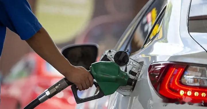 92号涨到8块9，加油站排起长队，今晚24点突然要降了。