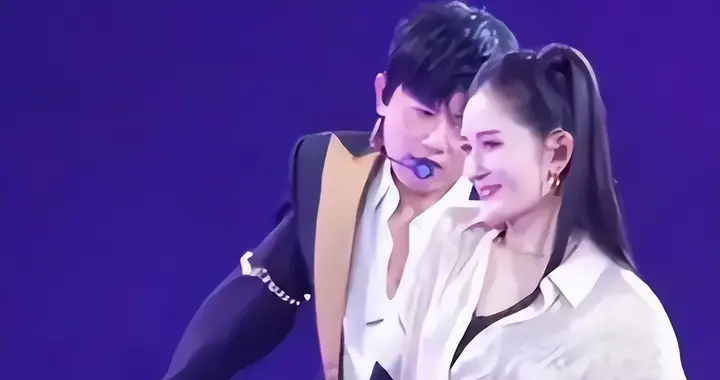 吃相难看！一首代表作没有，还要开演唱会，谢娜被扒后体面没了