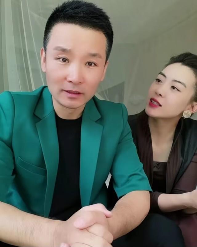 刘和刚夫妇庆结婚14周年，小10岁战扬肤白貌美，一脸温柔望向夫君