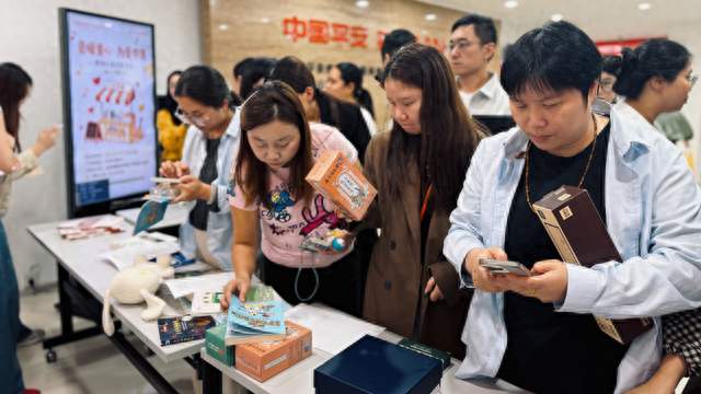 平安金服洛阳分公司开展“音暖童心·为爱市集”职场公益义卖活动