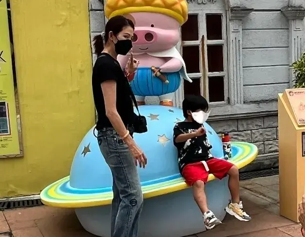 张晋夫妇带儿子游公园，51岁蔡少芬穿搭好港风，手部静脉曲张严重