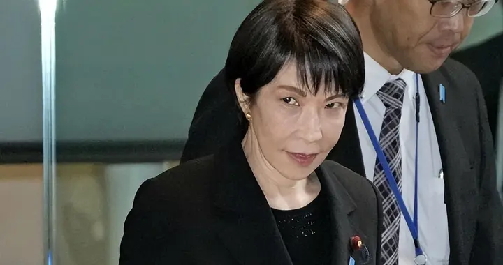 没等到中方的邀请函，高市先挨重拳，日本万人游行，齐喊首相下台