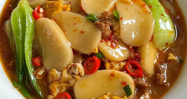 江西汤煮年糕以软糯Q弹的年糕搭配鲜美的肉汤，咸香麻辣