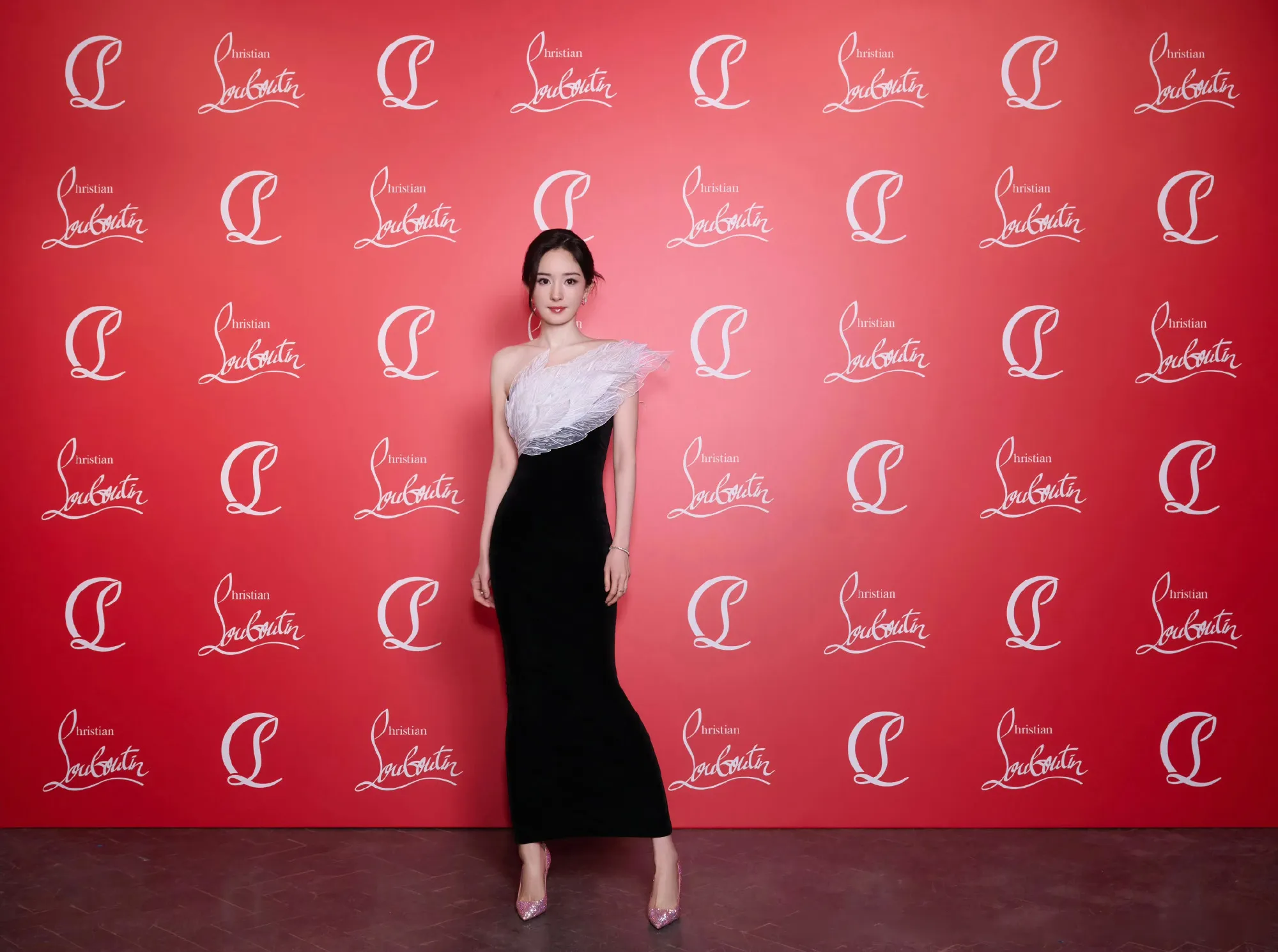 杨幂👠 cl路铂廷红底家宴 24年四月，穿YANINA礼服💜