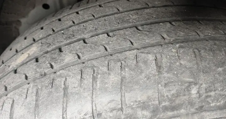 同样是开车，为啥新能源汽车比燃油车更费轮胎？原因不是车更重