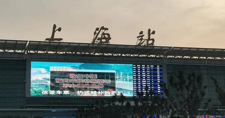 深夜绿皮车：一场中年人的时光回溯