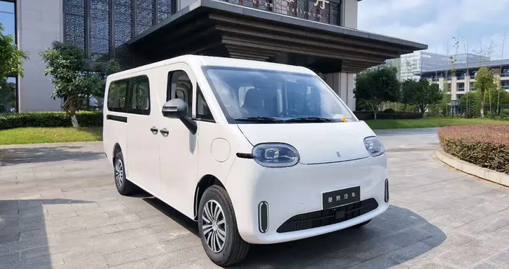 柳州五菱新车亮相，外观年轻时尚，侧滑门，3+2+2座椅，续航475km