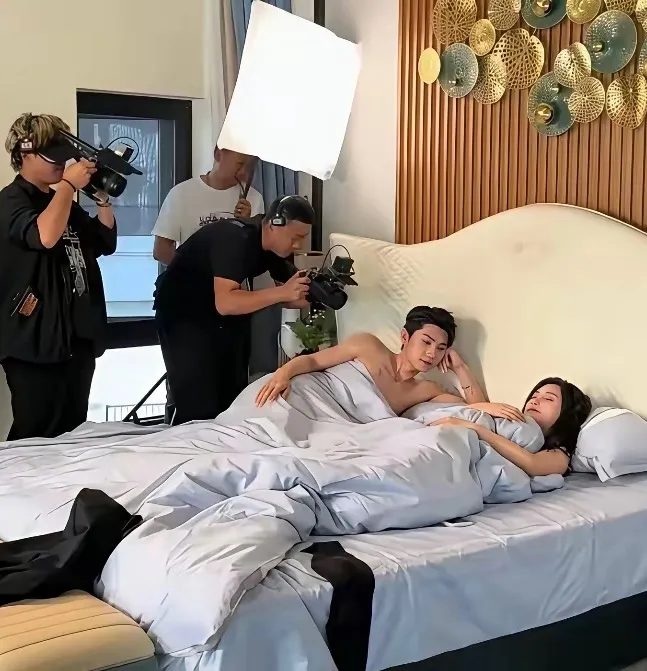 看看真实拍戏现场吧，拍亲密戏份的时候，实际上两个人恨不得隔开八百丈远。...