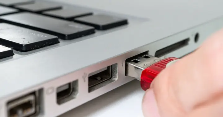 为什么U盘支持热插拔，硬盘却不行？