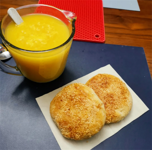 江苏南京美食特产，鸭油香酥烧饼，酥脆可口，齿烦留香，非常好吃