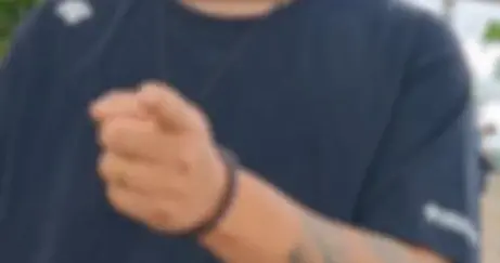 大理纹身男社死！刚对歌手发完死亡威胁，看到警察秒怂，立马道歉