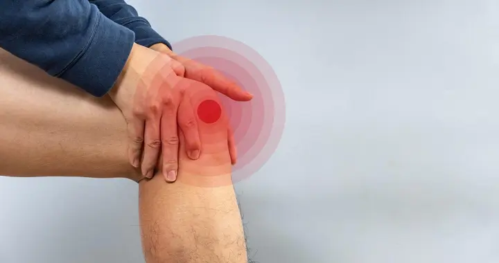 膝盖积液怎么办？先别急着抽！医生教你三步在家自检与正确处理